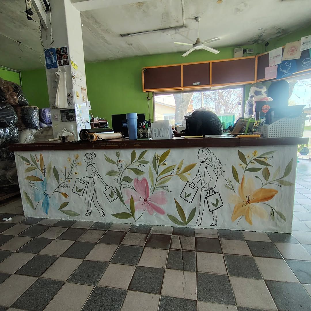 Salón de Oeste Bolsas Ecológicas con hojas y siluetas de mujeres con bolsas dibujadas en línea.